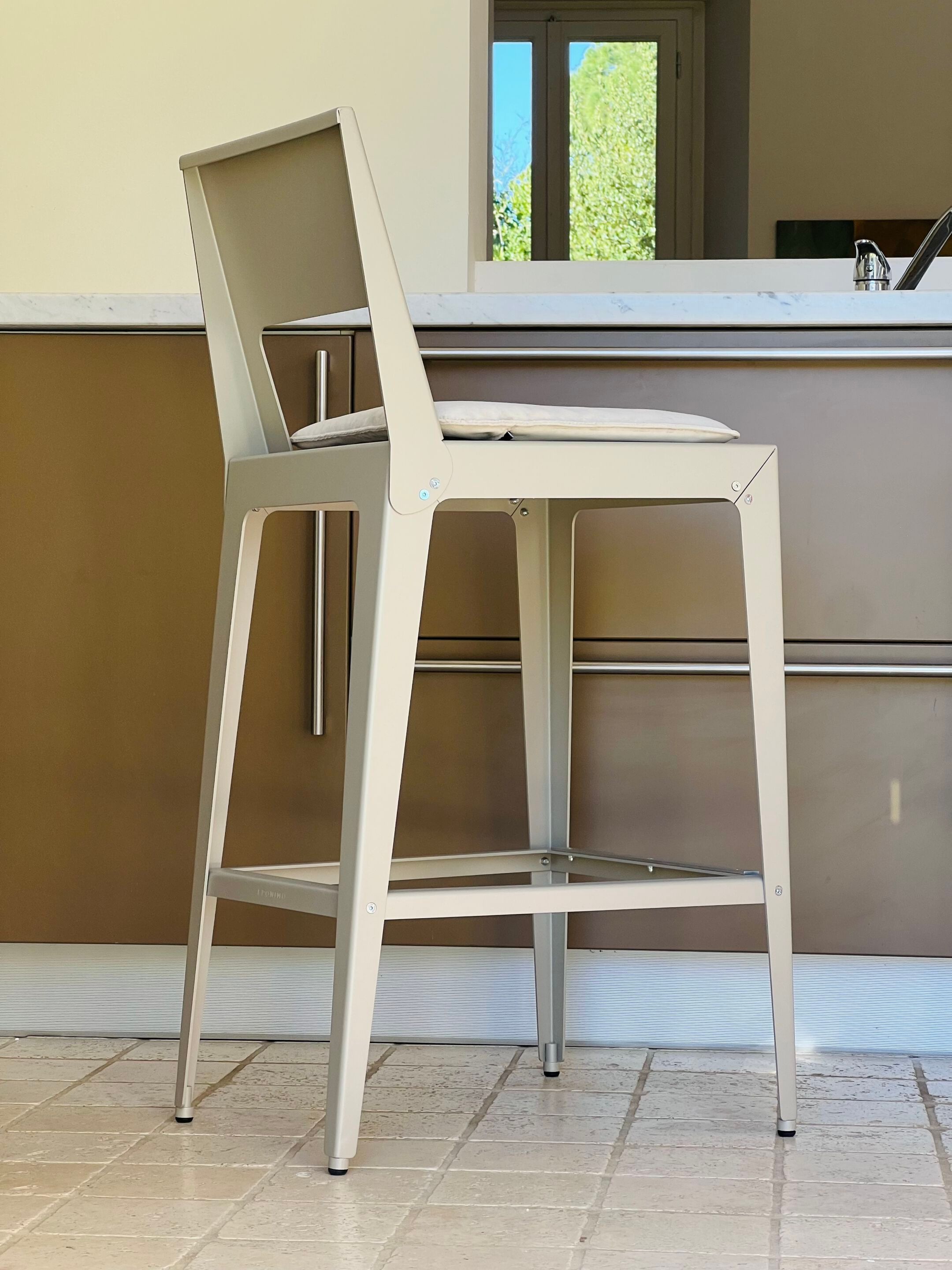 Высокий стул из листового металла с подставкой для ног EPÒNIMO Alu ARCH-00082033 - Вид №6