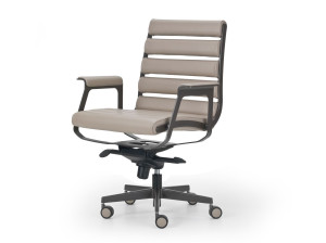 Кожаное офисное кресло с 5 спицами