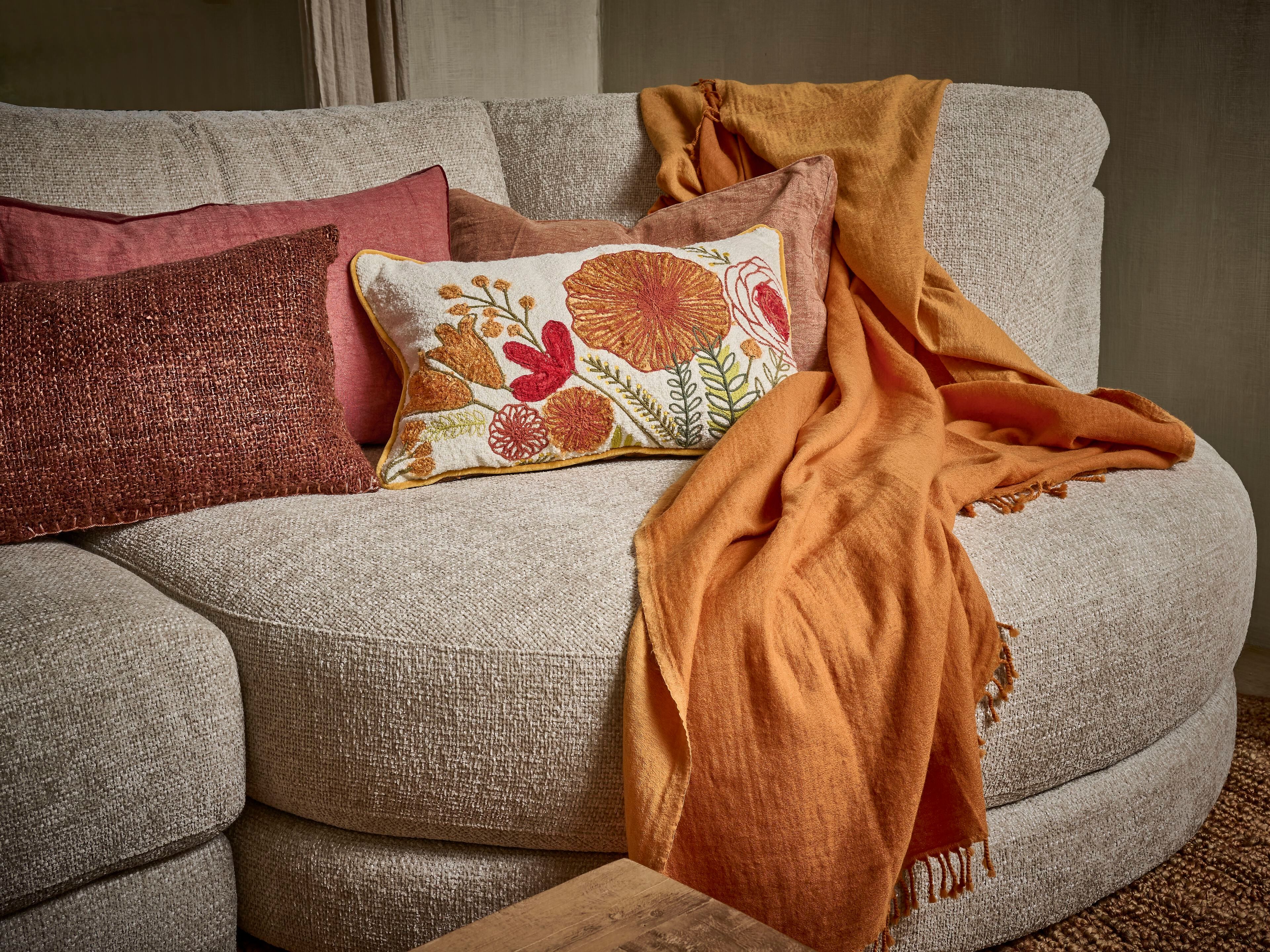 Вышитая вручную хлопковая подушка с цветочным рисунком POMAX ROSETTA ARCH-00049822 - Вид №1