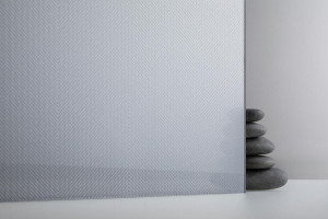 FSRT441 Сетчатое стекло Vivitela на изображении в конфигурации с заостренной прослойкой из саржи из нержавеющей стали и стандартной отделкой Forms-surfaces