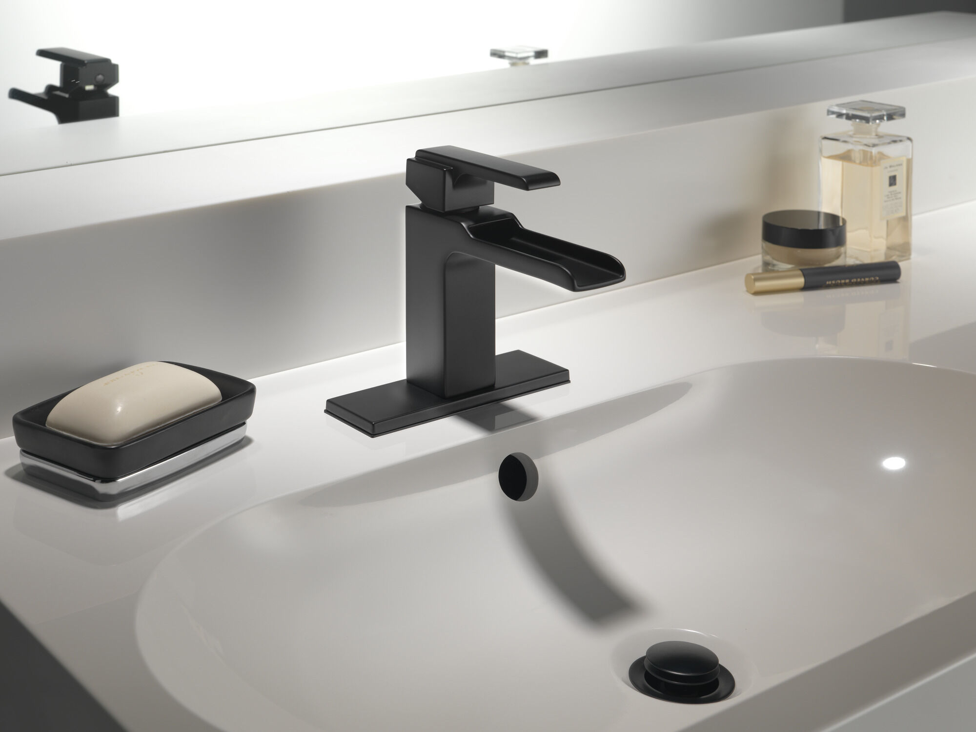 568LF-BLLPU Смеситель для ванной комнаты с одной ручкой Delta Faucet Ara Матовый черный - Вид №2