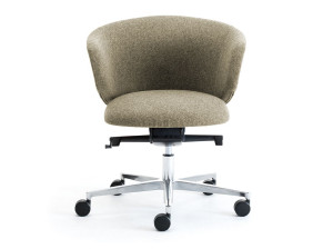 Офисное кресло с низкой спинкой