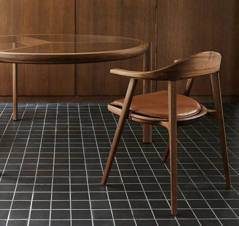 BassamFellows Стул из массива дерева с подлокотниками Mantis Cb-25 + cb-205 - Вид №6