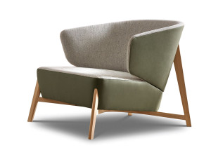 Кресло из ткани и кожи с деревянной основой