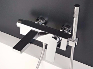 Настенный смеситель для ванны с ручным душем