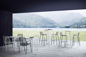 Металлическое кресло