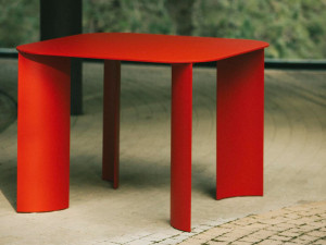 Квадратный металлический стол