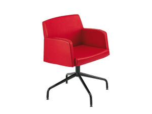 Тканевое кресло с подлокотниками