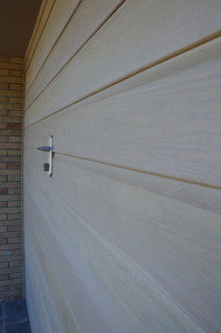 Навесные гаражные ворота из массива дерева