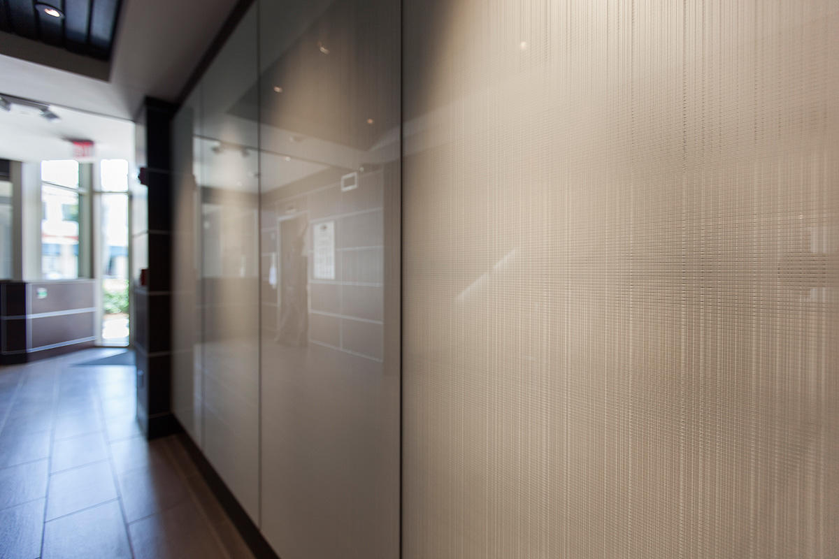 FSRT668 Система облицовки стен Levele с плавающими панелями и индивидуальными панелями из нержавеющей стали с льняной отделкой в ​​центре заботы и открытий, университет медицины Чикаго, Чикаго, Иллинойс Forms-surfaces  - Вид №3