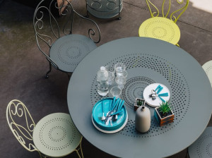 Стальной круглый садовый стол