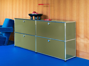 Металлический шкаф с откидными дверцами