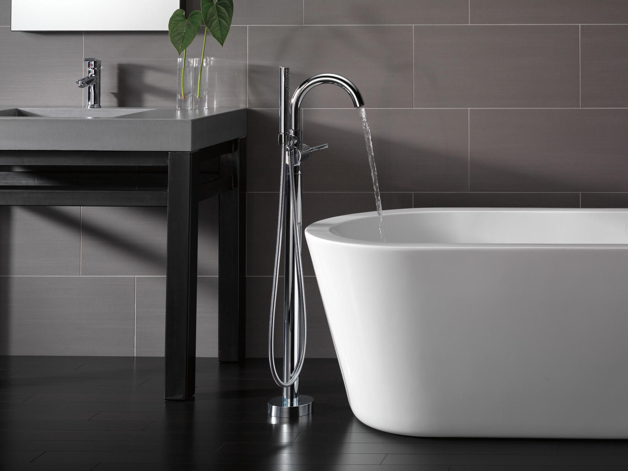 T4759-FL Напольная накладка для ванны с одной ручкой и ручным душем Delta Faucet Delta Хром - Вид №6