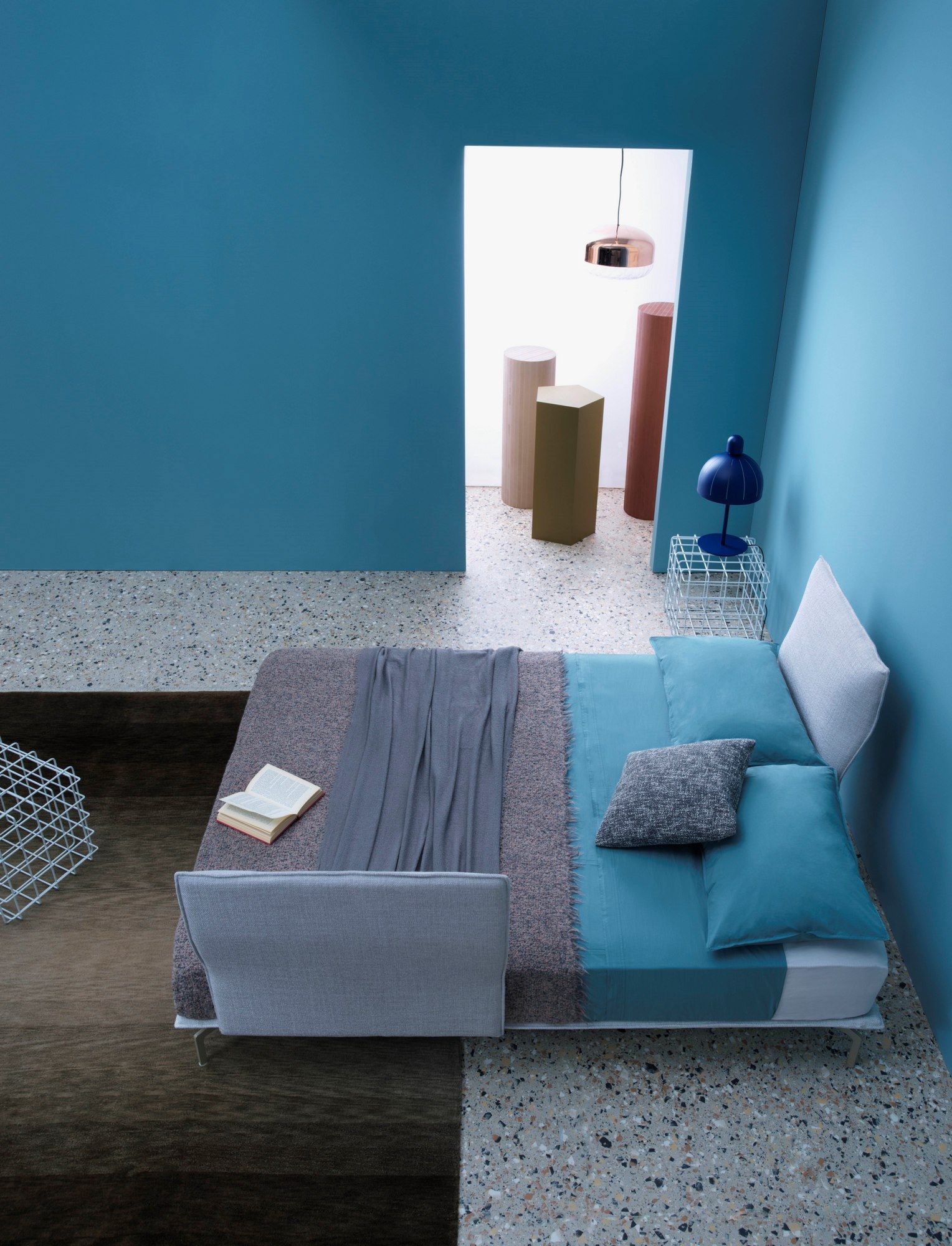 Двуспальная кровать из ткани с мягким изголовьем Saba Italia Avant-Après ARCH-00101821 - Вид №3