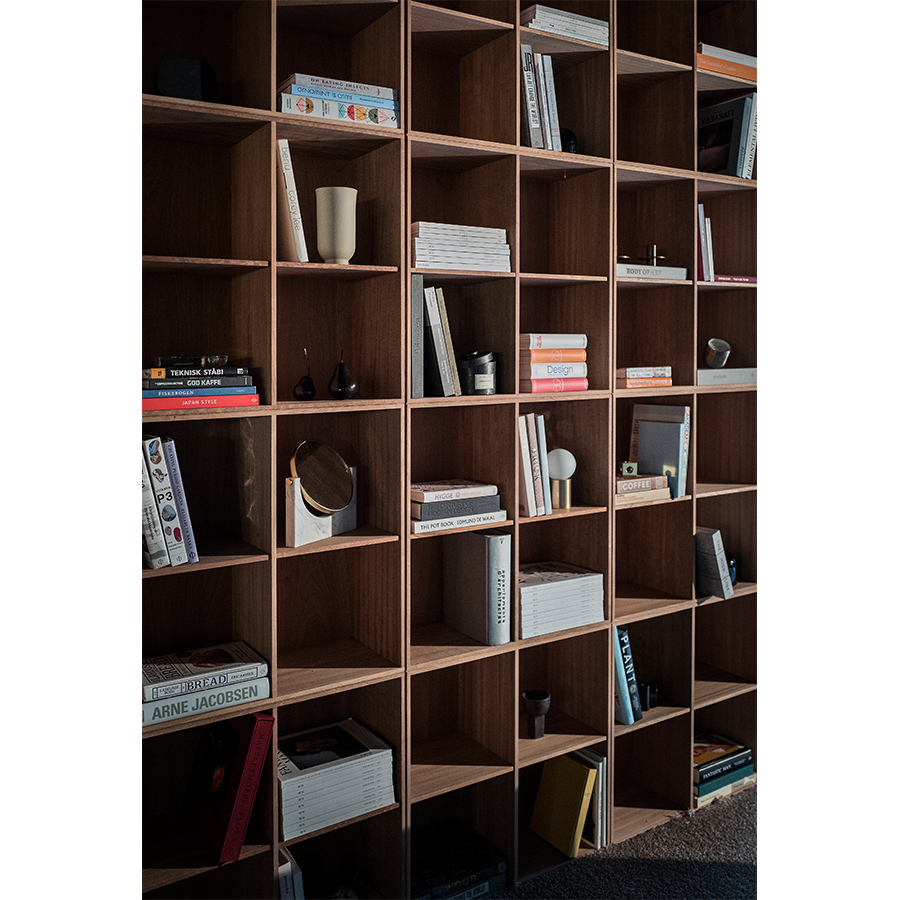 1750839 MENU Настольная лампа с розеткой  - Вид №1