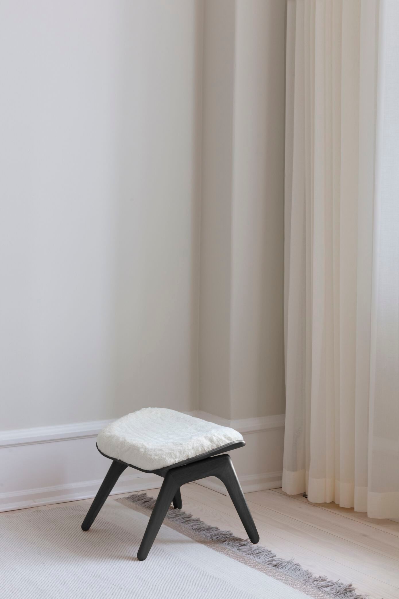 Дубовая мягкая подставка для ног UMAGE the Reader ARCH-00005612