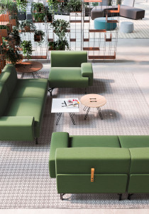 Лакированный квадратный низкий журнальный столик