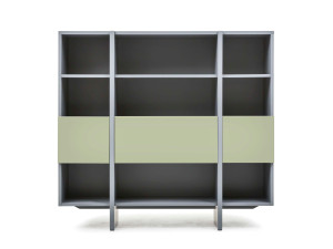 Деревянный книжный шкаф