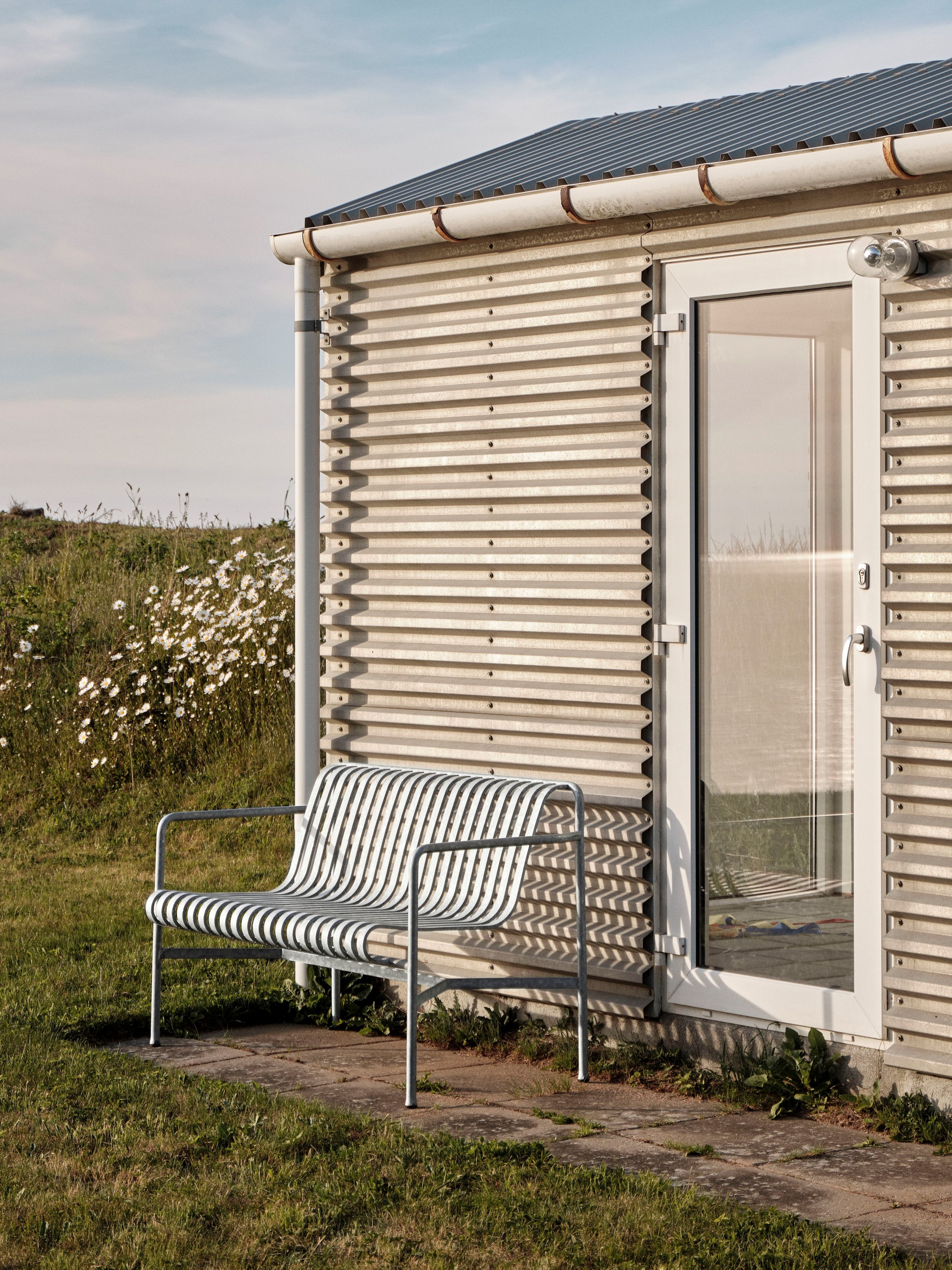 Стальная садовая скамейка с подлокотниками Hay Палисад ARCH-00009540 - Вид №8