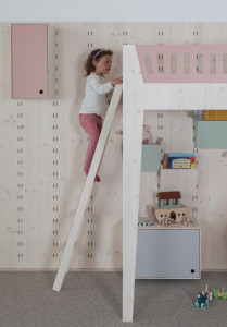 Деревянная кровать для спальни