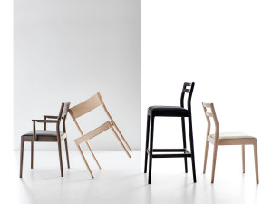 Деревянный барный стул с подставкой для ног