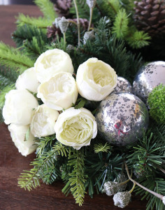 2022 807 a3 Искусственный венок 'смешанная зелень / розы / шары / шишки', Ø 68 см, зелено-белый H-andreas