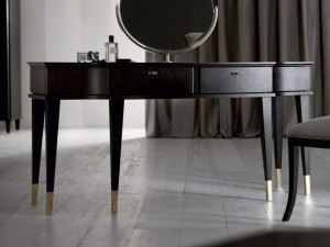 Деревянный туалетный столик