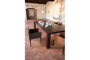 Кожаное кресло на колесиках с подлокотниками