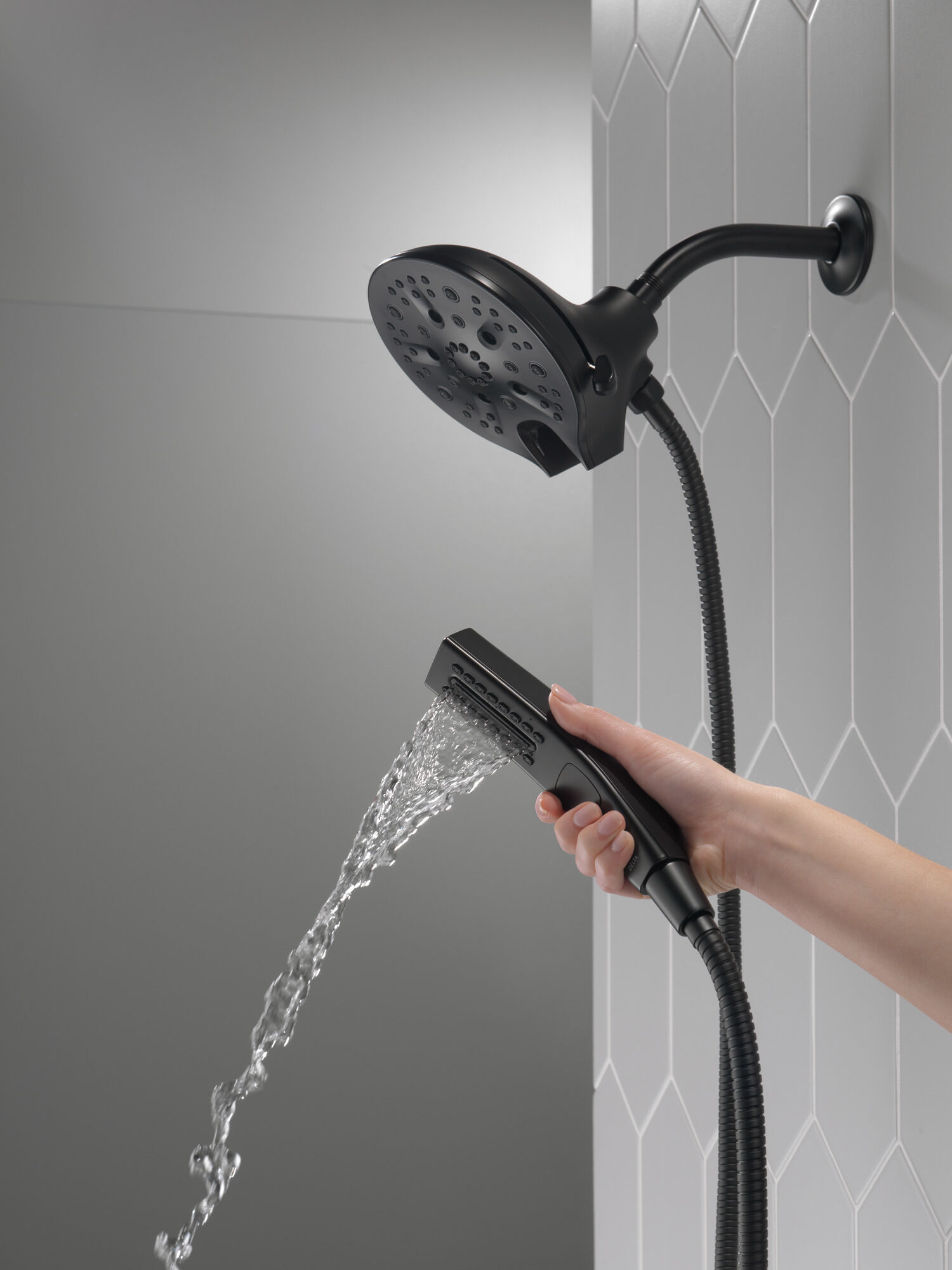 58620-BL-PK In2ition® H2Okinetic® Душ два в одном с 5 настройками Delta Faucet Universal Showering Матовый черный  - Вид №9