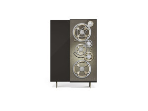 Деревянный и стеклянный шкаф с раздвижными дверями