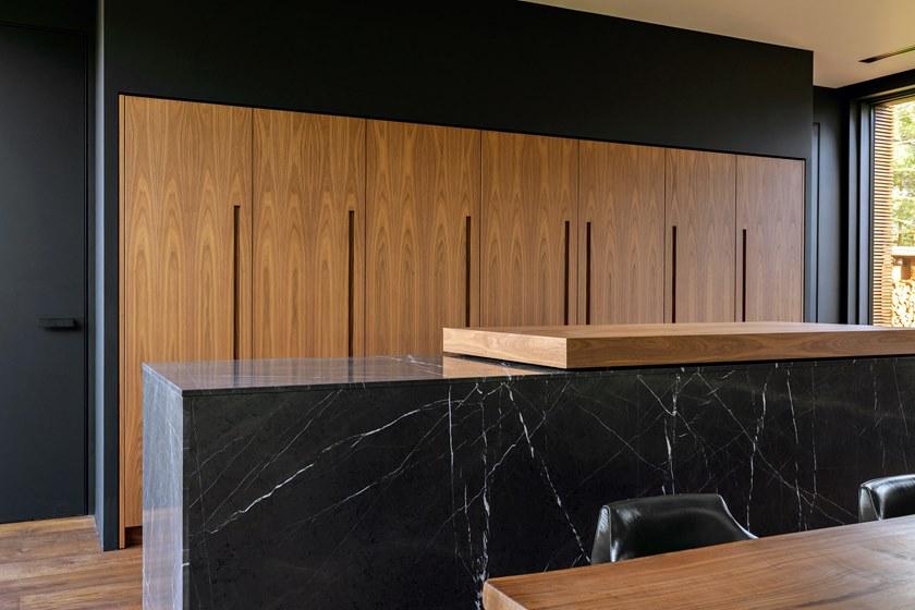 TM Italia Cucine Линейная кухня из орехового дерева каналетто и острова с раздвижной столешницей D90 sun-id-1509750 - Вид №7