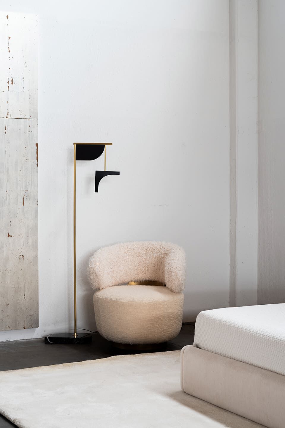 Латунный светодиодный торшер с мраморным основанием Greenapple OPPOSITE ARCH-00072516 - Вид №6