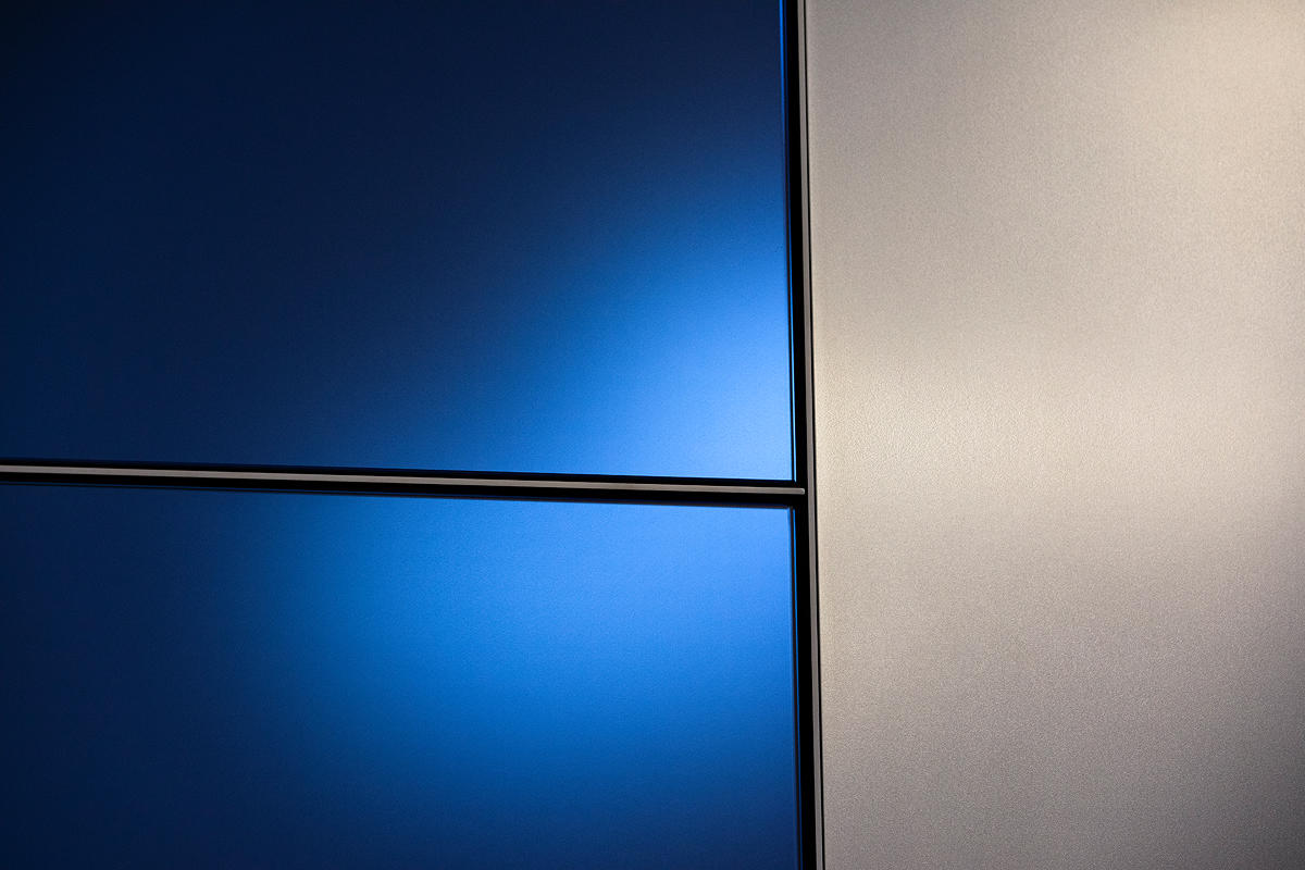 FSRT647 Система обшивки стен Levelr с панелями из вивихромного хромового стекла с прослойкой индивидуального цвета, показанная в конфигурации «отражающий» с отделкой pearlex +, нержавеющая сталь с отделкой «горный хрусталь» и открывающиеся ребра из нержав Forms-surfaces  - Вид №20