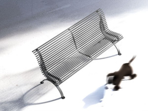 Металлическая прямая скамья со спинкой