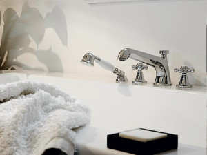 Смеситель для ванны с ручным душем с отдельными розетками