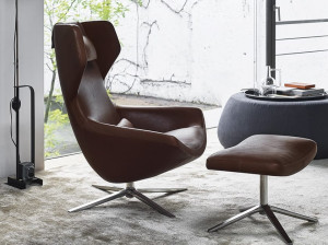 Кожаное вращающееся кресло с высокой спинкой