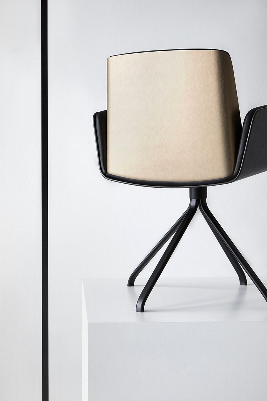 075557 Поворотное кресло Punt Mobles Hug Santreyd - Вид №5