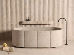 Мраморная овальная ванна в центре комнаты