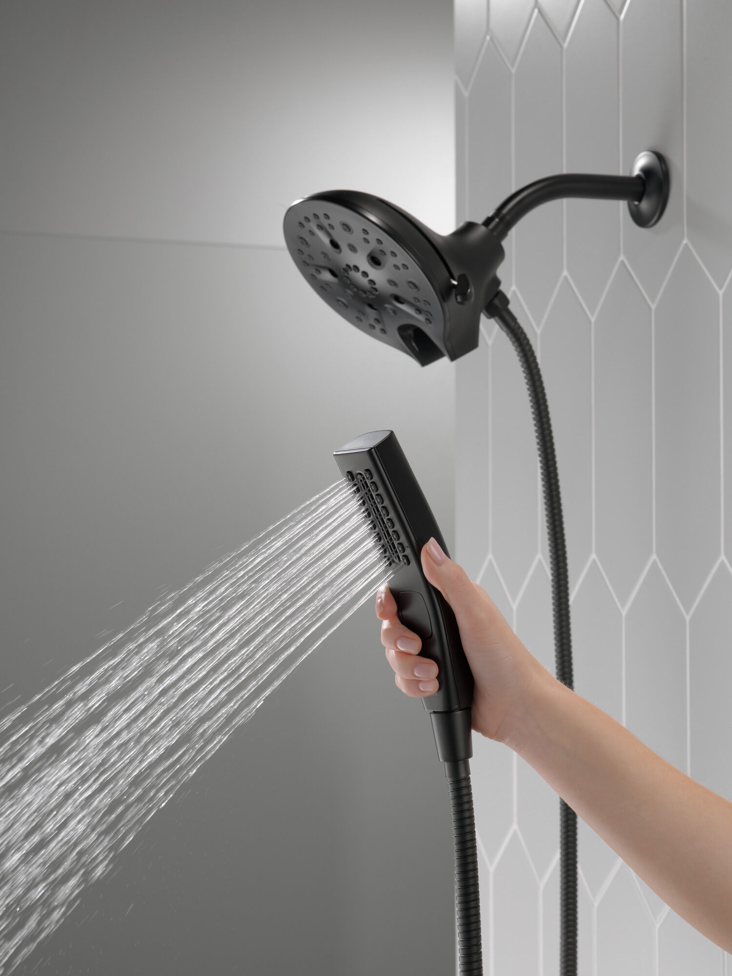 58620-BL-PK In2ition® H2Okinetic® Душ два в одном с 5 настройками Delta Faucet Universal Showering Матовый черный  - Вид №6