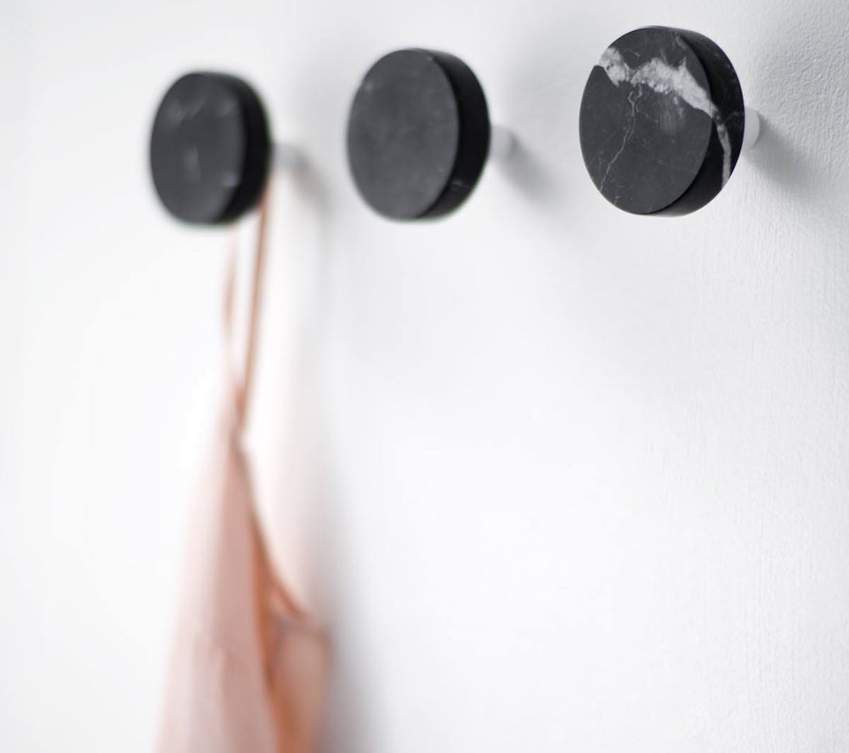 Ex.T Dots Настенная вешалка из мрамора EXDOTSNM/BI - Вид №1