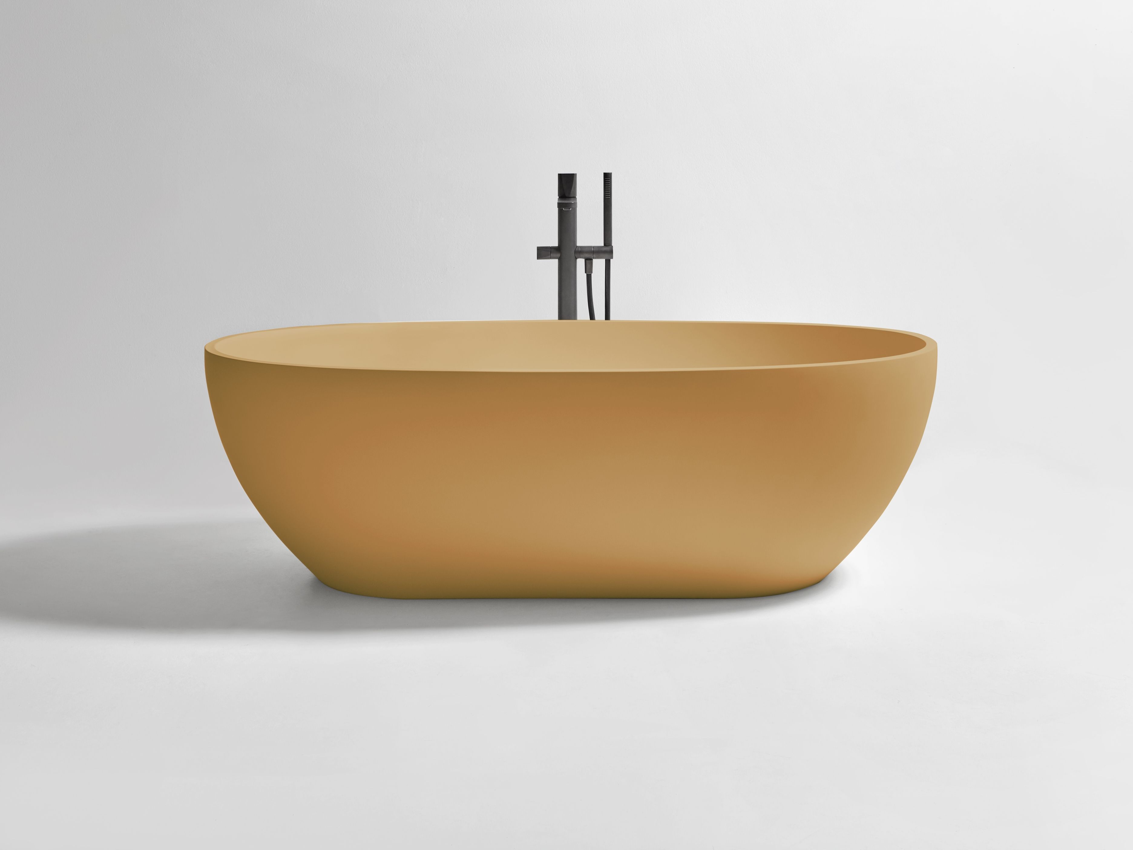 Овальная ванна в центре комнаты в Colormood Antoniolupi REFLEXLIGHT ARCH-00023725 - Вид №1