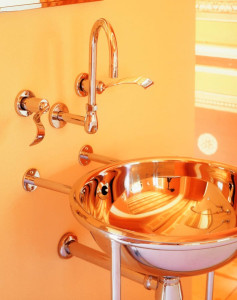 Одинарный круглый металлический умывальник на колонке