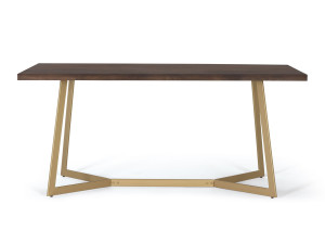 Манго и металлический обеденный стол