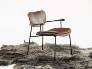 Деревянный стул с подлокотниками