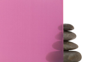 FSRT263 Стекло Vivichrome с хромисовым покрытием показано в виде конфигурации с прослойкой сливового цвета и стандартной отделкой Forms-surfaces