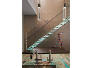 Стеклянная лестница со светодиодной подсветкой