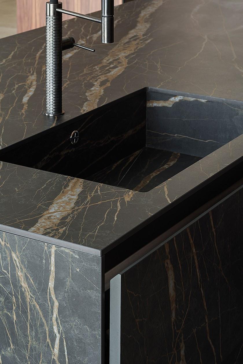 TM Italia Cucine Линейная кухня с островом и внутристенной витриной sun-id-1433471 - Вид №3