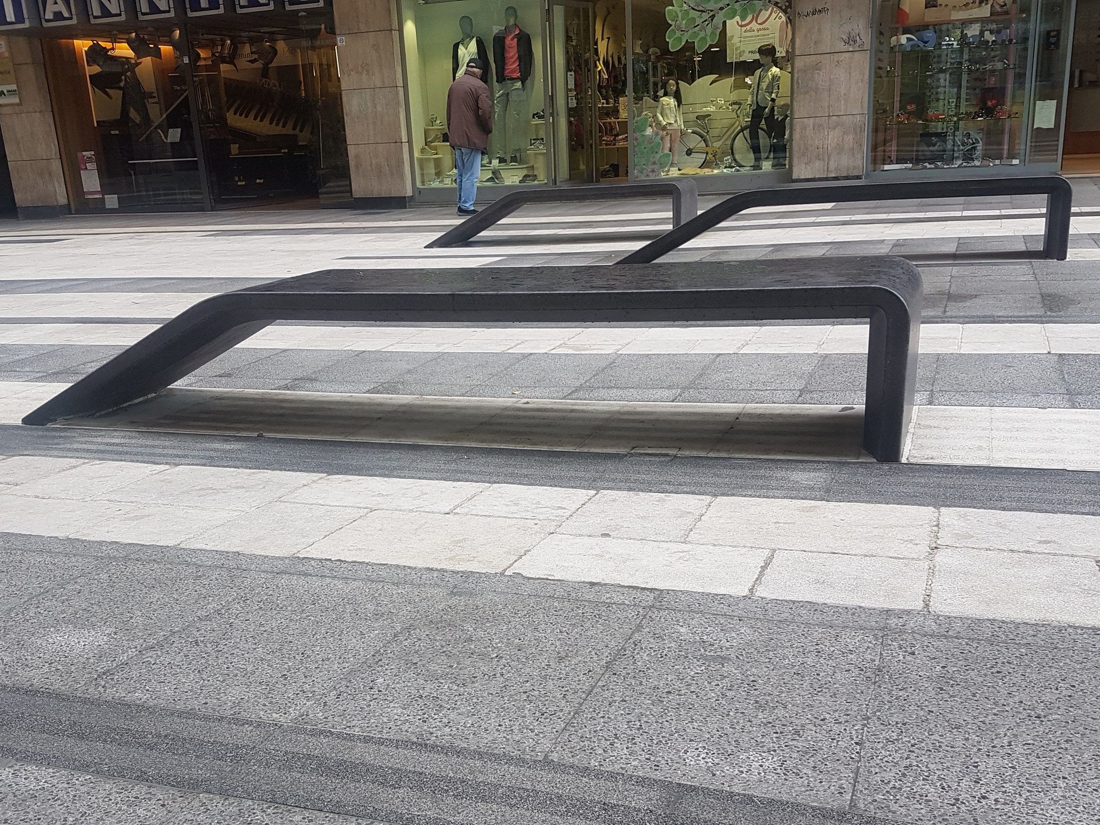 Скамейка без спинки из бетона и черного мрамора Viscio Urban Design Panchina in materiali cementizi ARCH-00015273 - Вид №2