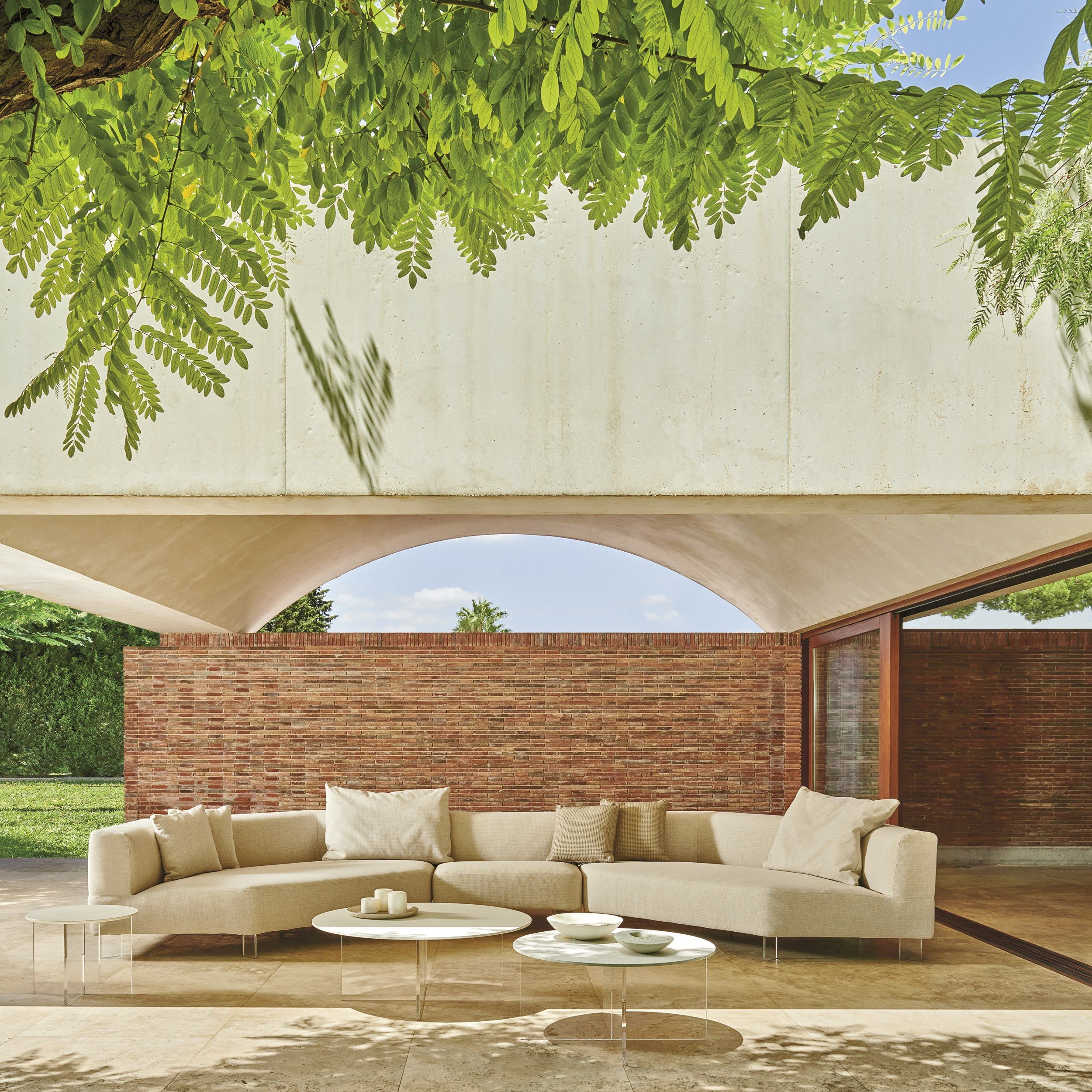 ПММА круглый садовый стол Varaschin Belt Air ARCH-00124604 - Вид №1