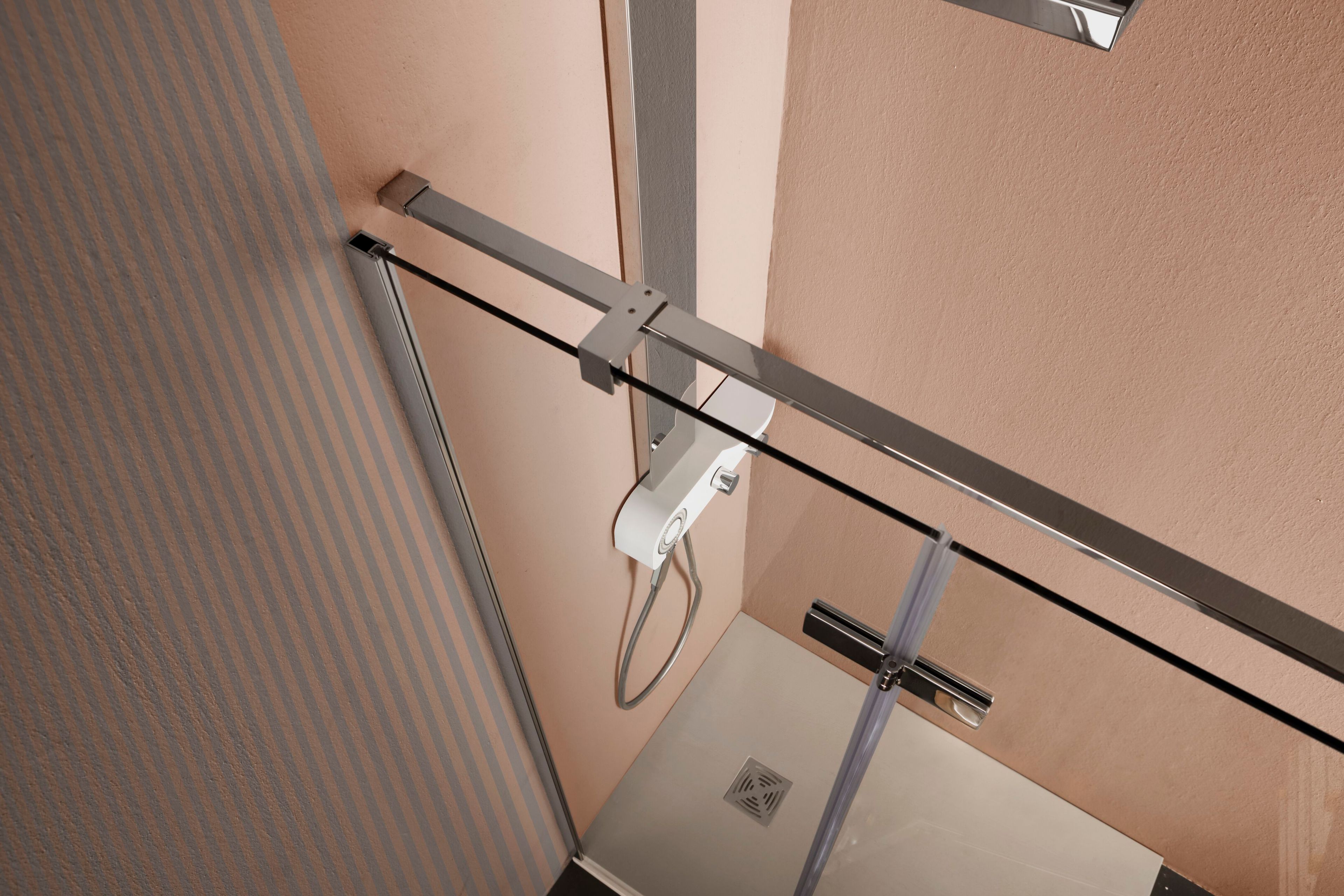 Алюминиевая и стеклянная угловая душевая кабина с распашной дверью TAMANACO 8MILL ARCH-00088598 - Вид №1